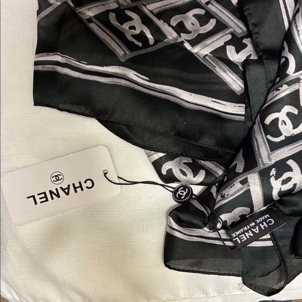 CHANEL Black and Gray Scarf - Picture 5 of 5